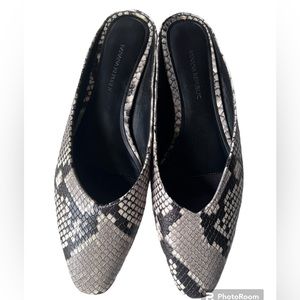 Banana Republic Snakeskin Low Mule Flat SZ 6.5